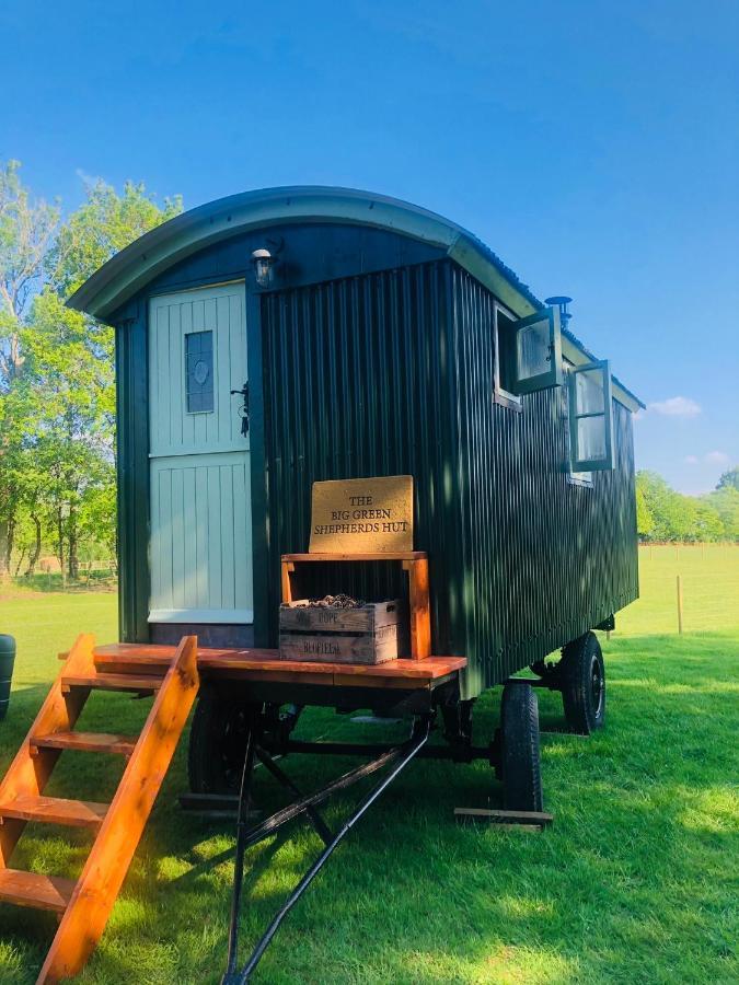 The Big Green Shepherds Hut Charlwood Extérieur photo