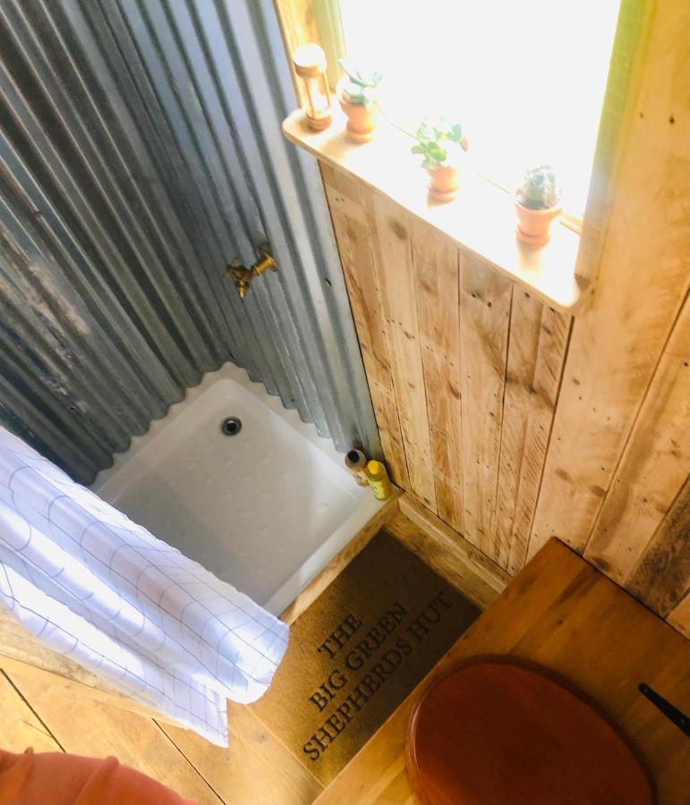The Big Green Shepherds Hut Charlwood Extérieur photo