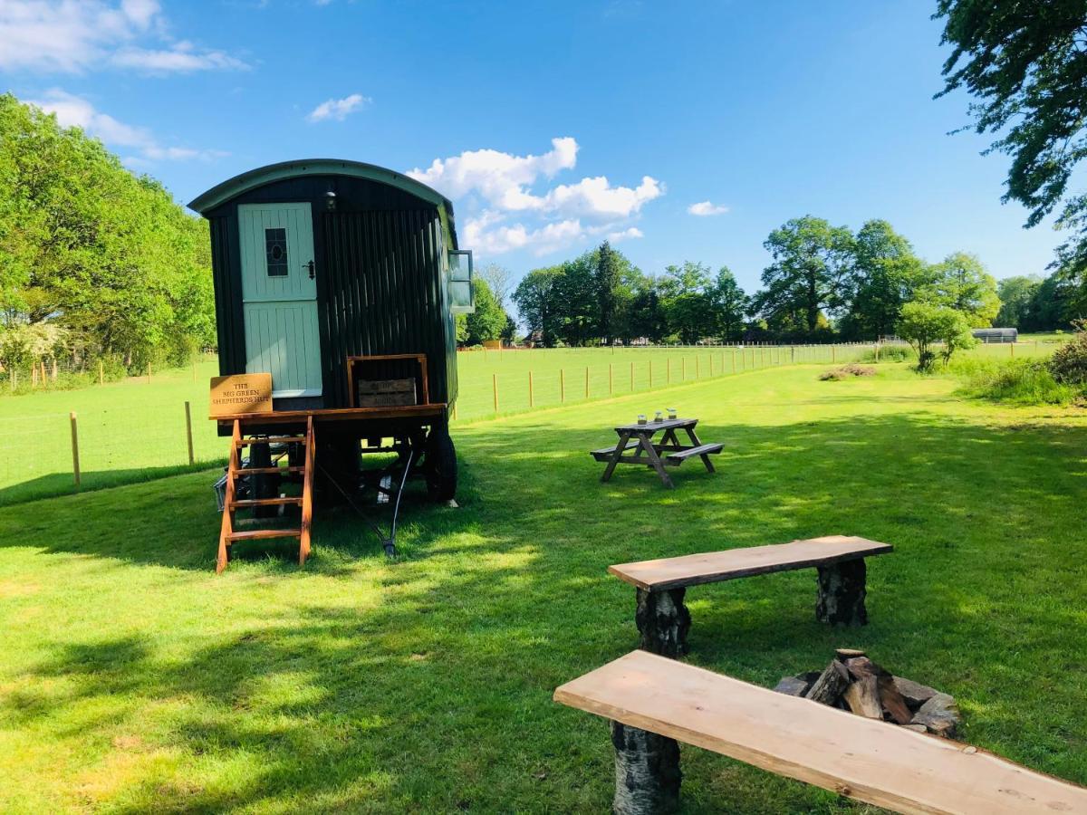 The Big Green Shepherds Hut Charlwood Extérieur photo
