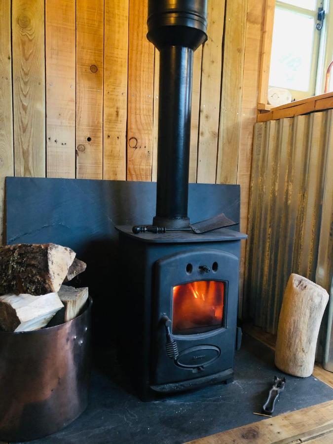 The Big Green Shepherds Hut Charlwood Extérieur photo
