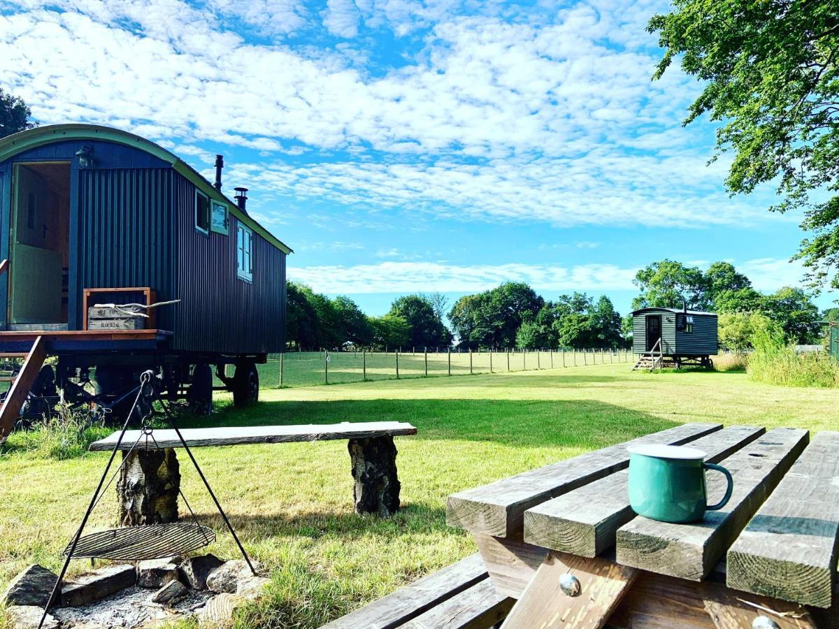 The Big Green Shepherds Hut Charlwood Extérieur photo